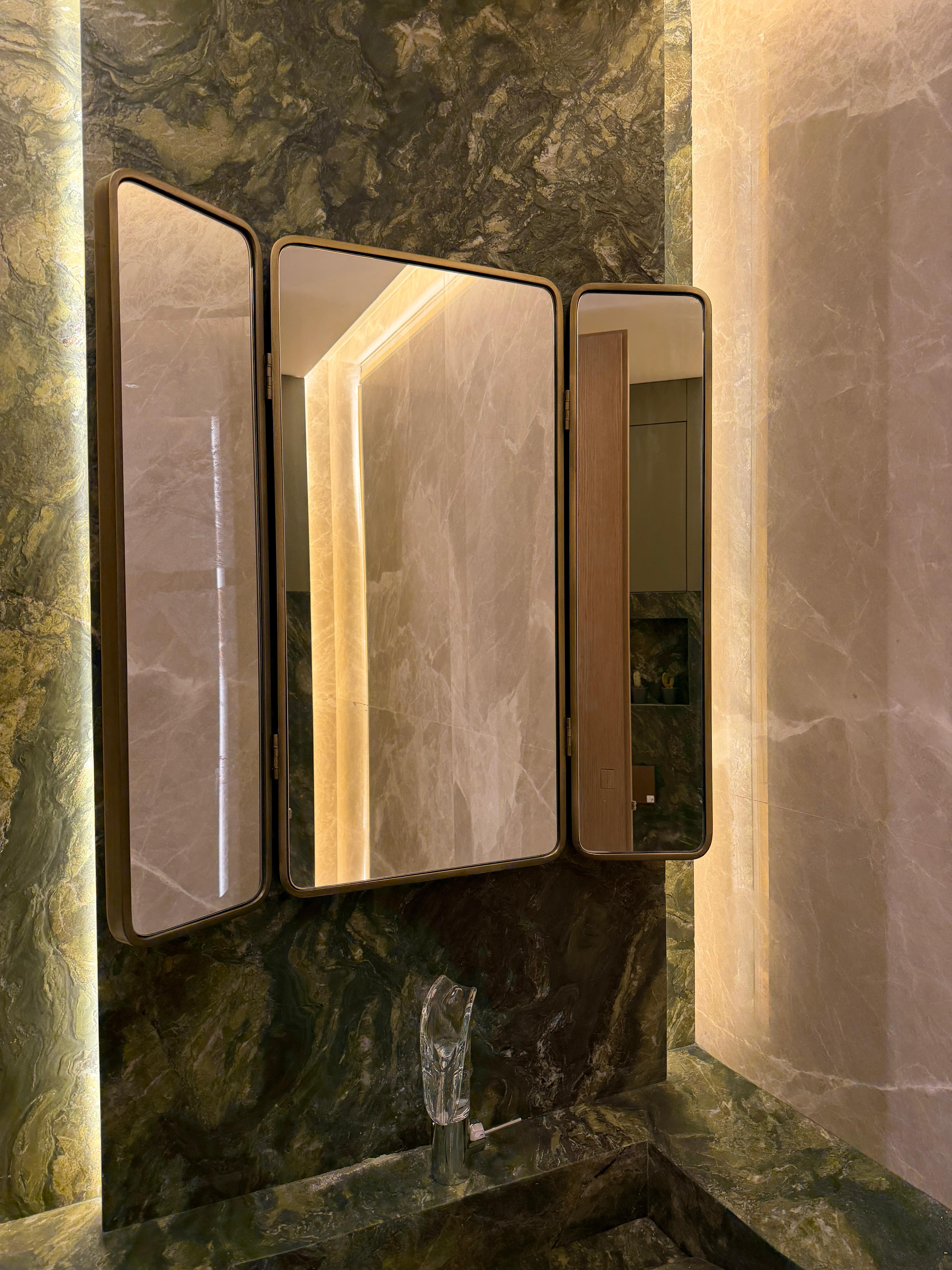  DEMİR ÇERÇEVELİ KATLANIR AYNA 